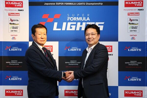 금호타이어 영업기획부문장 겸 일본법인장 이두희 상무(오른쪽)와&nbsp;SFL&nbsp;어소시에이션 미즈노 대표이사가&nbsp;사진 촬영을 하고 있다. 사진=금호타이어