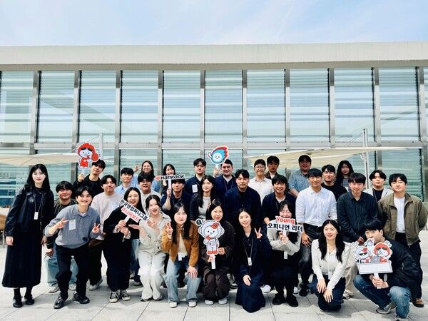한국앤컴퍼니그룹 주니어보드 5기 구성원들이 지난 14일 경기도 판교 본사 테크노플렉스에서 열린 1분기 워크숍에 참석해 기념촬영을 하고 있다