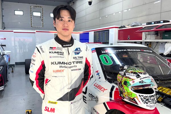 2026 오네 슈퍼레이스 개막전 연습주행을 마치고 포즈를 취한 이창욱. 사진=전현철 기자.