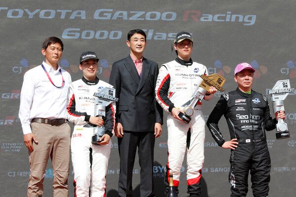 2026 오네 슈퍼레이스 개막전 토요타 가주 레이싱 6000 클래스 시상식, 왼쪽부터 금호 SLM 신영학 감독, 2위 이정우, 슈퍼레이스 마석호 대표, 우승 이창욱, 3위 장현진. 사진=전현철 기자.