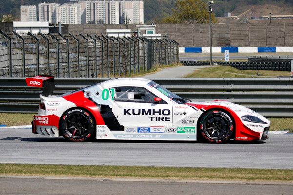 2026 오네 슈퍼레이스 개막전 토요타 가주 레이싱 6000 클래스 결선에서 선두로 달리는 이창욱. 사진=전현철 기자.