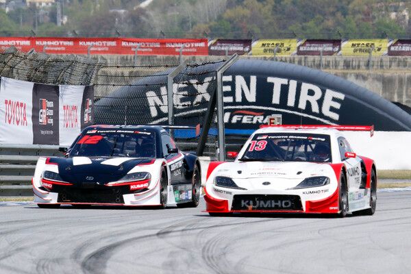 2026 오네 슈퍼레이스 개막전 토요타 가주 레이싱 6000 클래스에서 접전을 벌이는 황진우(왼쪽)과 이정우. 사진=전현철 기자.