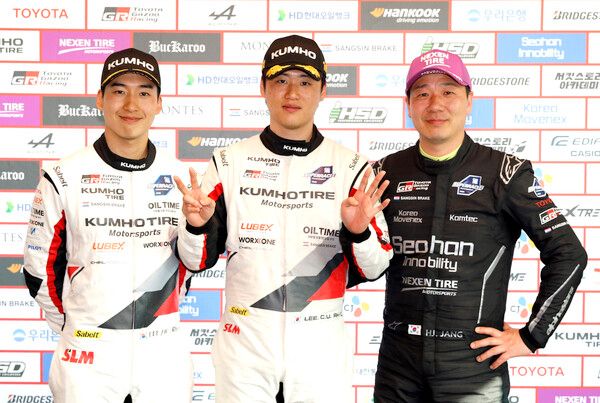 2026 오네 슈퍼레이스 개막전 토요타 가주레이싱 6000클래스 입상자 기자회견 뒤 기념촬영. 왼쪽부터 2위 이정우, 우승 이창욱, 3위 장현진. 사진=전현철 기자.