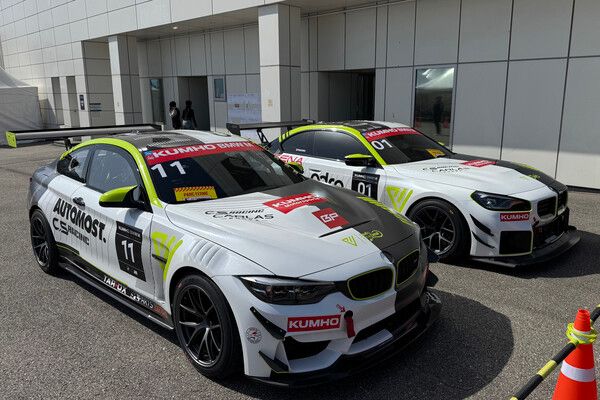 2026 오네 슈퍼레이스 개막전 금호 M 클래스 예선을 마치고 파크퍼미중인 송덕삼, 김현수(이상 CS레이싱, 앞쪽부터)의 경주차. 사진=전현철 기자.