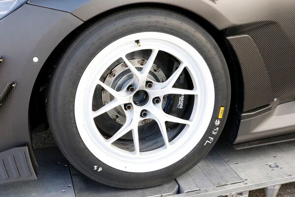 2026 금호 M 클래스 최태앙(부두랩)의 경주차에 장착된 금호 S800 래디얼 타이어. 사진=전현철 기자