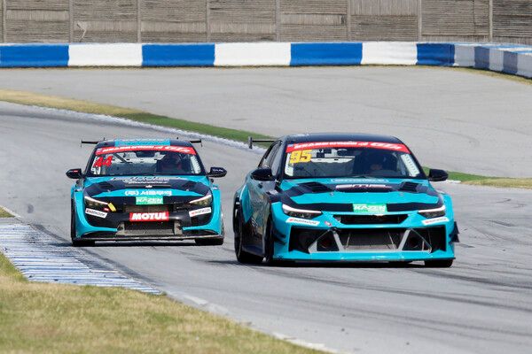 2026 오네 슈퍼레이스 개막전 서킷스토리 GTA 클래스에서 접전을 벌이는 장준(앞)과 김시우. 사진=전현철 기자.