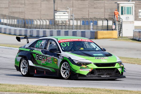 2026 오네 슈퍼레이스 개막전 서킷스토리 GTA 클래스에서 선두로 달리는 정원형. 사진=전현철 기자.