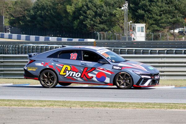 2026 오네 슈퍼레이스 개막전 서킷스토리 GTB 클래스에서 선두로 달리는 최지영. 사진=전현철 기자.