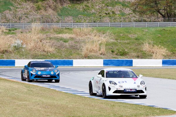 2026 오네 슈퍼레이스 개막전 알핀 클래스 결선에서 선두로 달리는 김정수와 그 뒤를 쫓는 송기영. 사진=전현철 기자.