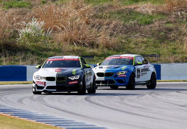 2026 오네 슈퍼레이스 개막전 금호 M 클래스에서 접전을 벌이는 송덕삼(앞)과 홍찬호. 사진=전현철 기자.