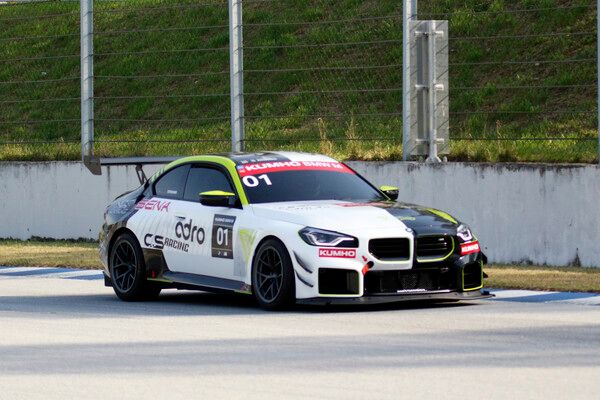 2026 오네 슈퍼레이스 개막전 금호 M클래스 결선에서 선두로 달리는 김현수. 사진=전현철 기자.