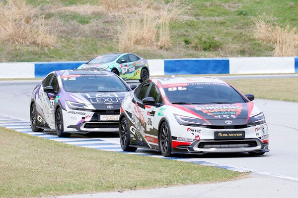 2026 오네 슈퍼레이스 개막전 프리우스 PHEV 클래스 결선에서 접전을 벌이는 송형진(앞)과 이율. 사진=전현철 기자.