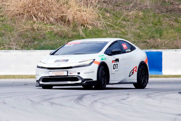 2026 오네 슈퍼레이스 개막전 프리우스 PHEV 클래스 결선에서 선두로 달리는 강창원. 사진=전현철 기자.