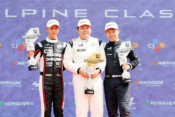 2026 오네 슈퍼레이스 개막전 알핀 클래스 시상식, 왼쪽부터 2위 홍찬호, 우승 김정수, 3위 송기영. 사진=전현철 기자.