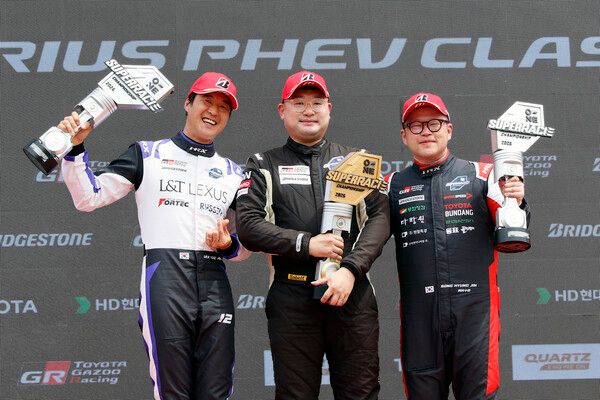 2026 오네 슈퍼레이스 개막전 프리우스 PHEV 클래스 시상식, 왼쪽부터 2위 이율, 우승 강창원, 3위 송형진. 사진=전현철 기자.