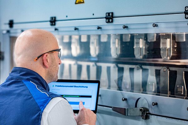 BMW 그룹이 인공지능을 활용해 배터리 셀 생산 공정 혁신을 추진한다.