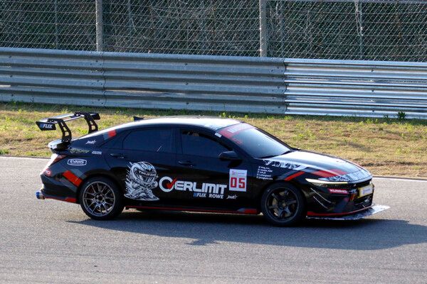 2026 인제 마스터즈 내구레이스에서 선두로 달리는 김태환 이인용. 사진=전현철 기자.