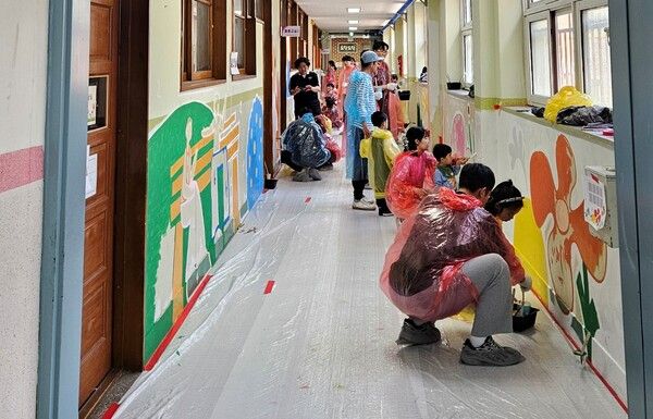 한국앤컴퍼니그룹 임직원이 지난 25일 성남북초등학교 벽화그리기에 참여했다.