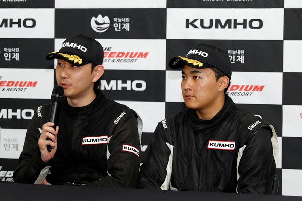 2026 인제 GT 마스터즈 개막전 3시간 내구레이스 3위 최근한·권도윤. 사진=전현철 기자