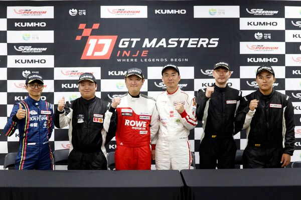 2026 인제 GT 마스터즈 개막전 3시간 내구레이스 입상자 기자회견 뒤 기념촬영. 왼쪽부터 2위 박동섭·변인성, 우승 이인용·김태환. 3위 최근한·권도윤. 사진=전현철 기자.