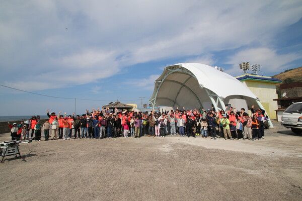 비양도 올리브섬 조성 프로젝트 참가자들. 사진=한국관광공사