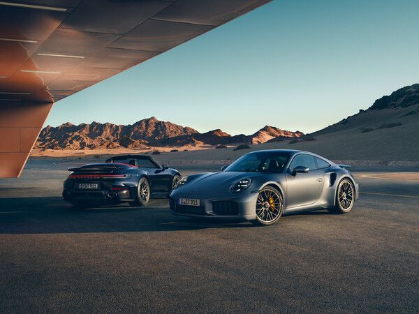 '신형 911 터보 S' 쿠페와 카브리올레. 사진=포르쉐코리아