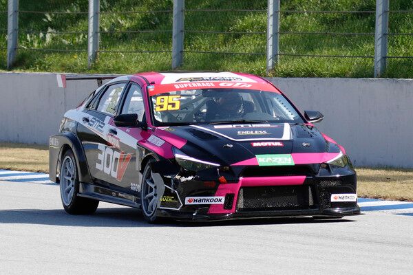 2025 오네 슈퍼레이스 개막전 GTA 클래스에서 달리고 있는 BMP 퍼포먼스 문세은. 사진=전현철 기자.