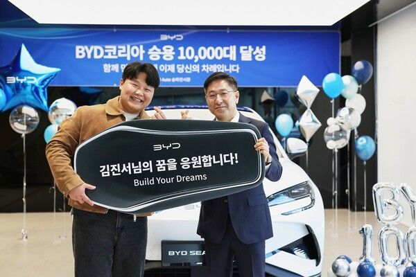 천하제빵 참가자 김진서 씨와 BYD코리아 조인철 대표.