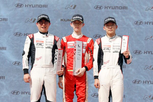 2026 현대 N 페스티벌 개막전 레이스 2 시상식, 왼쪽부터 2위 강병휘, 우승 권혁진, 3위 신우진. 사진=전현철 기자.