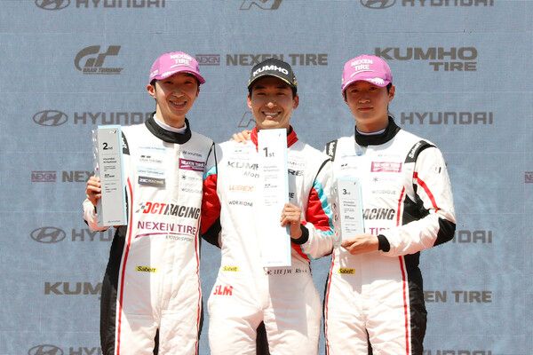 2026 현대 N 페스티벌 제2전 그란 투리스모 eN1 클래스 시상식, 왼쪽부터 2위 김규민, 우승 이정우, 3위 김영찬. 사진=전현철 기자