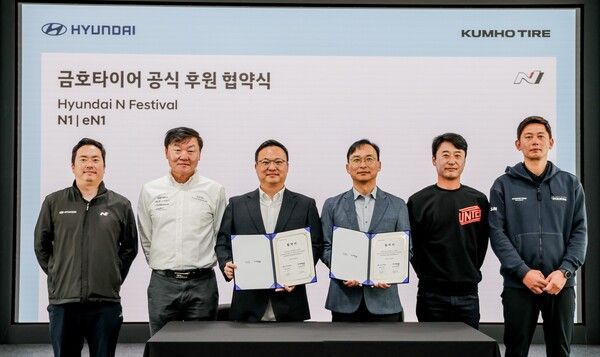 금호타이어 G.마케팅담당 윤민석 상무(사진 왼쪽 4번째)와 현대자동차 N브랜드매니지먼트실 박준우 상무 (사진 왼쪽3번째)를 비롯한 양측 주요 관계자들이 후원 조인식을 실시하며 기념 사진 촬영을 하고 있다. 사진=금호타이어