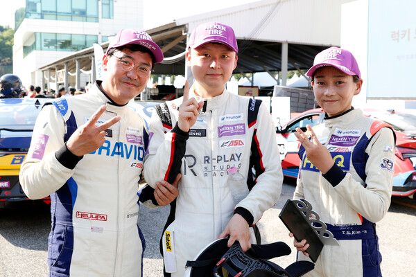 2026 현대 N 페스티벌 개막전 넥센 N2 입상자 기념촬영. 왼쪽부터 2위 이팔우, 우승 이솔기, 3위 김태희. 사진=전현철 기자.