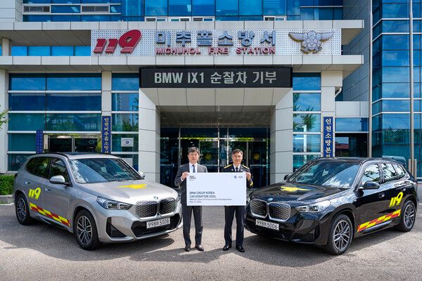 BMW 그룹 코리아 대외협력본부 고흥범 본부장(왼쪽)과 인천소방본부 임원섭 본부장. 사진=BMW 코리아