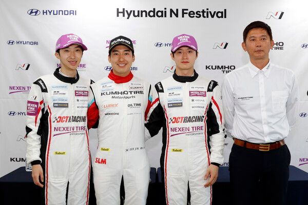 2026 현대 N 페스티벌 그란 투리스모 eN1 제2전 입상자 기자회견 뒤 기념촬영, 왼쪽부터 2위 김규민, 우승 이정우, 3위 김영찬, 금호 SLM 신영학 감독. 사진=전현철 기자.