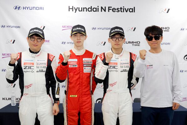 2026 현대 N 페스티벌 개막전 Race 2 금호 N1 클래스 입상자 기자회견 뒤 기념촬영. 왼쪽부터 2위 강병휘, 우승 권혁진, 3위 신우진, DCT레이싱팀 박재성 감독. 사진=전현철 기자.
