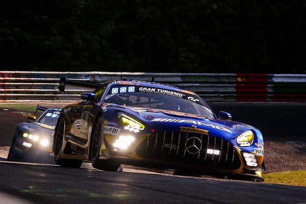 2026 뉘르부르그링 24시간 레이스에서 선두로 달리는 메르세데스 AMG 팀 라베놀의 메르세데스 AMG GT3. 사진=뉘르부르그링 24시간 레이스 공식 SNS.