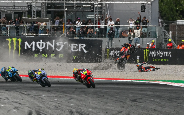 레이스 진행 중 사고가 발생하는 장면. 사진=motogp.com