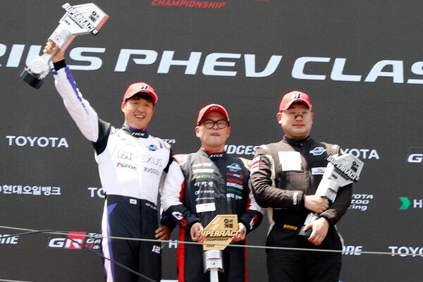2026 오네 슈퍼레이스 챔피언십 제2전 프리우스 PHEV클래스 시상식, 왼쪽부터 2위 이율, 우승 송형진, 3위 강창원. 사진=전현철 기자