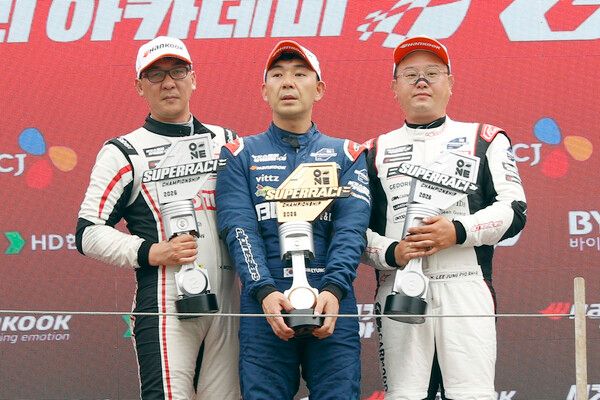 ㅣ트알2026 오네 슈퍼레이스 제2전 서킷스토리 아카데미 GTA클래스 결선 시상식, 왼쪽부터 2위 문세은, 우승 안경식, 3위 이정표. 사진=전현철 기자