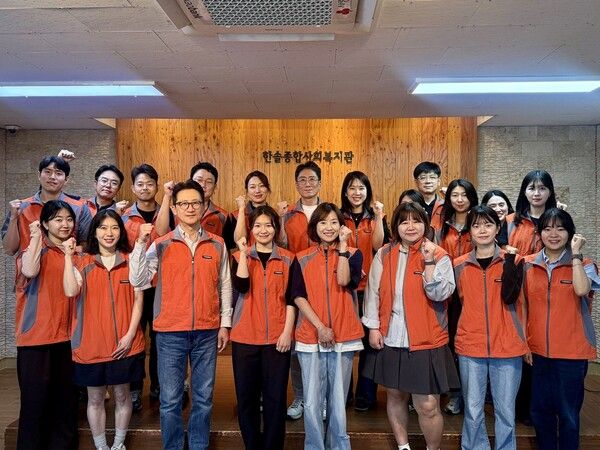 김준현 한국앤컴퍼니 대표이사(앞줄 왼쪽 세 번째)와 임직원들이 지난 26일 성남 지역에서 진행된 임직원 정기 봉사활동 ‘볼런티어 투게더 데이(Volunteer Together Day)’에 참여한 뒤 기념촬영을 하고 있다.