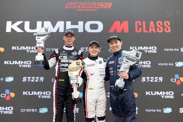 2026 오네 슈퍼레이스 챔피언십 제2전 금호 M 클래스 시상식. 왼쪽부터 2위 홍찬호, 우승 김현수, 3위 선형조. 사진=슈퍼레이스