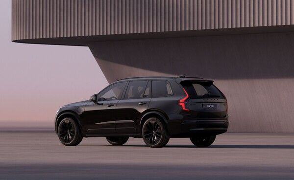 볼보자동차코리아가 플래그십 SUV XC90 블랙 에디션을 5월 12일 오전 10시부터 디지털 숍을 통해 55대 한정 판매한다.