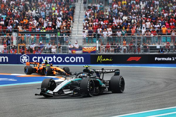 2026 F1 제4전 마이애미 GP 결선에서 안드레아 키미 안토넬리(앞)와 랜도 노리스의 경합 장면. 사진=메르세데스 F1