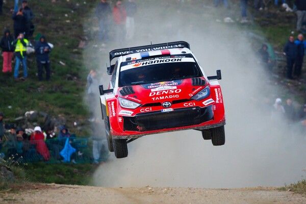 2026 WRC 포르투갈 랠리에서 점프하는 세바스티앙 오지에의 토요타 GR 야리스 경주차. 사진=토요타 가주레이싱.