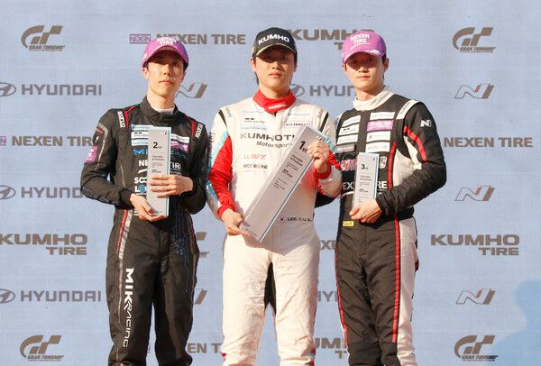 2026 현대 N 페스티벌 개막전 그란 투리스모 eN1 클래스 시상식. 왼쪽부터 2위 한재희, 우승 이창욱, 3위 김영찬. 사진=전현철 기자.