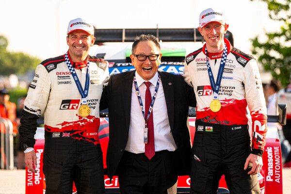 2026 FIA WRC 제7전 일본 랠리에서 엘핀 에반스(오른쪽)와 스콧 마틴이 우승한후 토요타 아키오 회장(가운데)과 기뻐하고 있다. 사진=WRC