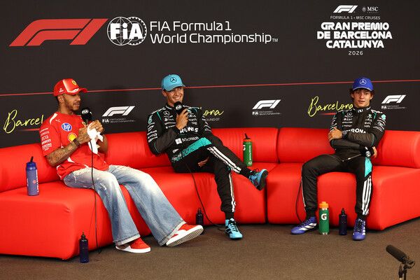 2026 F1 제7전 바르셀로나-카탈루냐 그랑프리에서 조지 러셀(가운데)이 폴포지션을 차지했고, 루이스 해밀턴(왼쪽)과 안드레아 키미 안토넬리가 각각 2, 3위를 했다. 사진=메르세데스