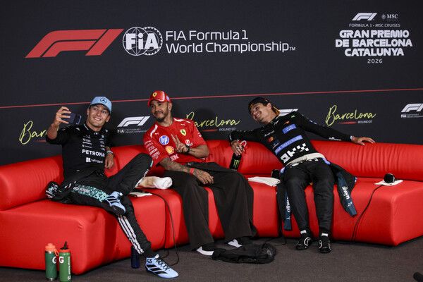 2026 F1 제7전 바르셀로나-카탈루냐 GP에서 우승한 루이스 해밀턴(가운데)과 2, 3위를 한 조지 러셀(왼쪽), 랜도 노리스가 기자회견에 참가했다. 사진=FIA