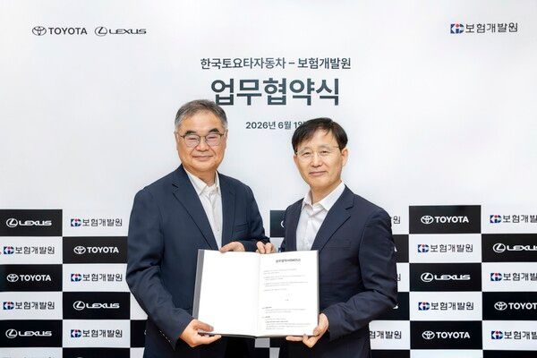 왼쪽부터 콘야마 마나부 한국토요타자동차 사장과 박진호 보험개발원 부원장. 사진=한국토요타자동차