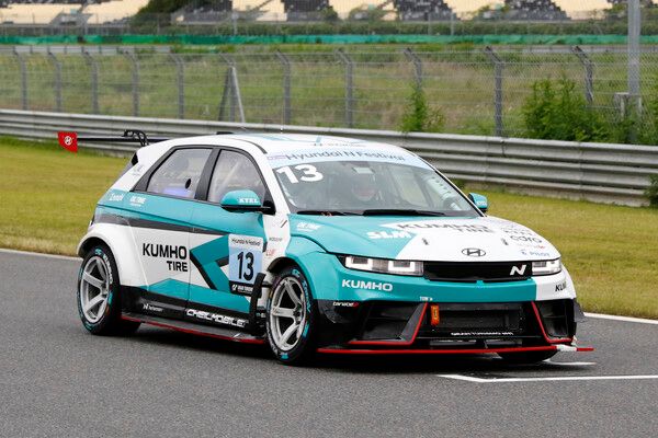 2026 현대 N 페스티벌 제2전 그란 투리스모 eN1컵 Race 1에서 선두로 달리는 이정우. 사진=전현철 기자.